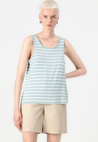 Lichtblauw tanktop met witte horizontale strepen, gemaakt van een gladde stof. Heeft een ronde halslijn en een relaxte pasvorm. Geko combination met beige shorts.