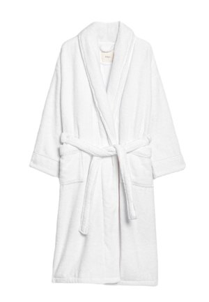 Peignoir en éponge blanche avec un col châle, des manches courtes, des poches avant et une ceinture assortie. Texture douce et design léger.