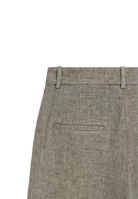 Lichtgrijze linnen broeken met een gladde textuur, een tailleband met lussen voor een riem, en een achterzak met een enkele split.