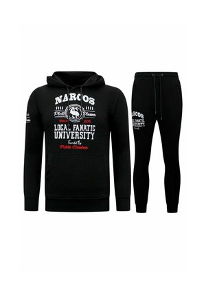 Zwarte hoodie en joggingbroek set met witte en rode tekst en afbeelding "NARCOS Local Fanatic University" aan de voorkant en op het bovenbeen.