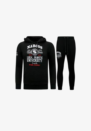 Zwarte hoodie en joggingbroek set met witte en rode tekst en afbeelding "NARCOS Local Fanatic University" aan de voorkant en op het bovenbeen.