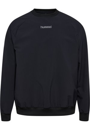 Czarna bluza z długim rękawem i okrągłym dekoltem, z prążkowanymi mankietami i dołem, z małym szarym logo "hummel" na środku klatki piersiowej.