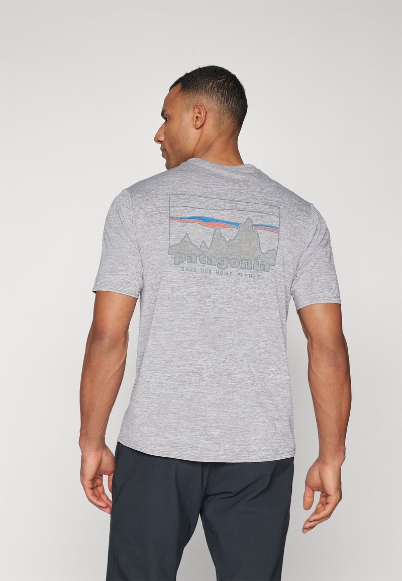 Patagonia DAILY GRAPHIC SHIRT - Sportovní tričko - skyline/feather grey