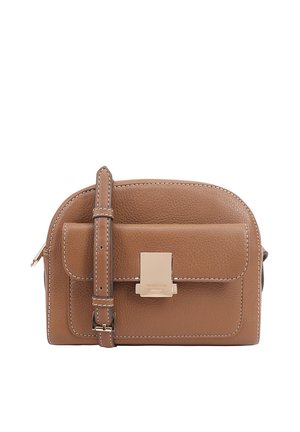 Bruine crossbodytas van getextureerd leer met verstelbare riem, voorvak met klep en goudkleurige rechthoekige sluiting.