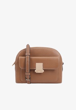 Bruine crossbodytas van getextureerd leer met verstelbare riem, voorvak met klep en goudkleurige rechthoekige sluiting.