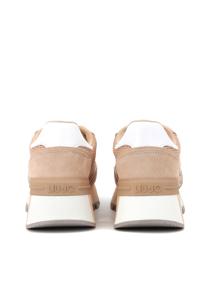 Baskets en suède beige avec des accents blancs, des détails en maille et une semelle blanche épaisse. Présente le logo "LIU-JO" sur le talon.