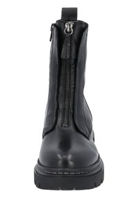 Botines de cuero negro hasta el tobillo con cremallera frontal, puntera redonda, parte superior texturizada y suela de goma gruesa con un acento de costura.