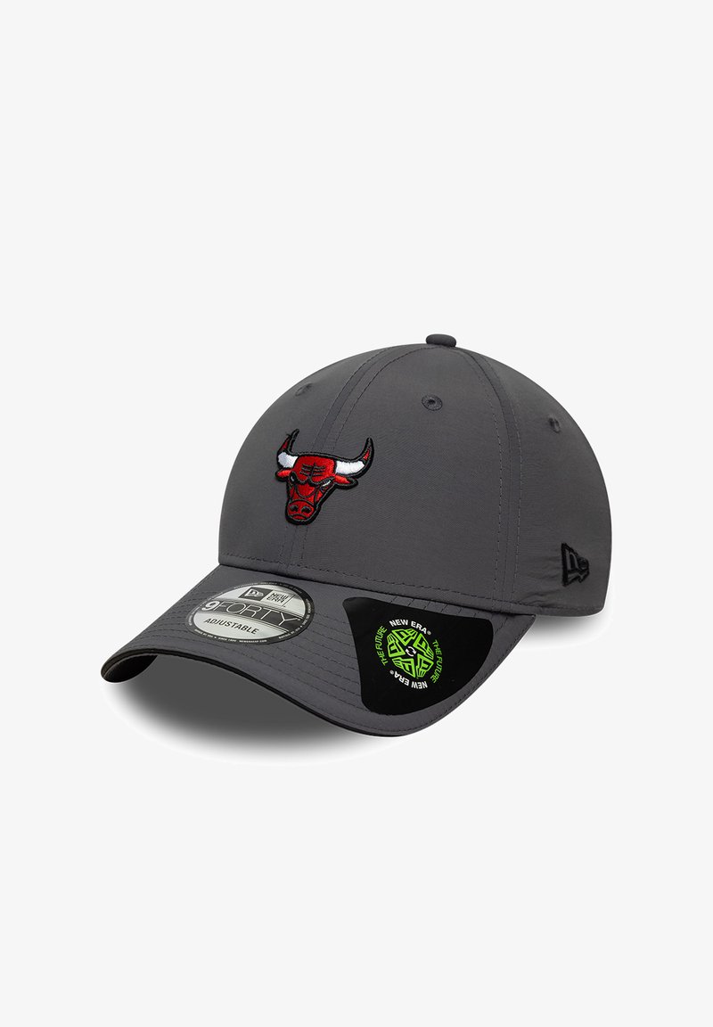 Сива регулируема бейзболна шапка с червен логотип на Chicago Bulls отпред и брандиране на New Era отстрани и стикери на периферията.