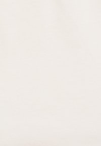 Bawełniana tkanina w odcieniu off-white, gładka w dotyku, jednorodny kolor z subtelnymi wariacjami, lekka i miękka w wykończeniu. Idealna do codziennych stylizacji.