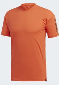 Orange kortærmet træningsshirt lavet af åndbart materiale. Har en rund halsudskæringer og "TERREX" logoet trykt i sort på ærmet.