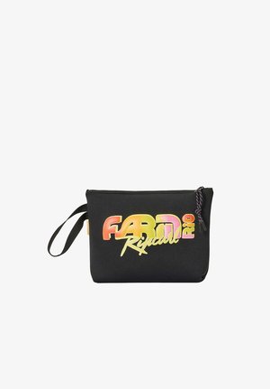 Bolso de muñeca negro con cremallera y texto multicolor "FARDA Ripcurl RIO", con una correa de muñeca negra.