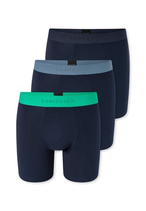 Drei marineblaue Herren-Boxershorts mit elastischen Taillenbändern in Grün, Hellblau und Dunkelblau, gestaffelt aufgestapelt.