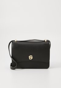 Borsa a tracolla nera in pelle con una superficie liscia, caratterizzata da un accento con logo dorato e una lunga tracolla regolabile. Design compatto e rettangolare.