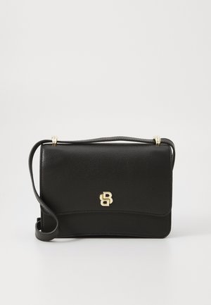 Borsa a tracolla nera in pelle con una superficie liscia, caratterizzata da un accento con logo dorato e una lunga tracolla regolabile. Design compatto e rettangolare.