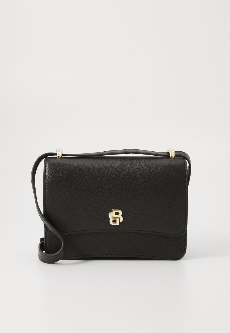Borsa a tracolla nera in pelle con una superficie liscia, caratterizzata da un accento con logo dorato e una lunga tracolla regolabile. Design compatto e rettangolare.