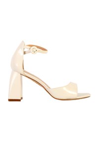 Beige patenleren sandaal met hoge hak, open teen, enkelbandje en blokhak ontwerp. Smooth textuur en minimalistische stijl.