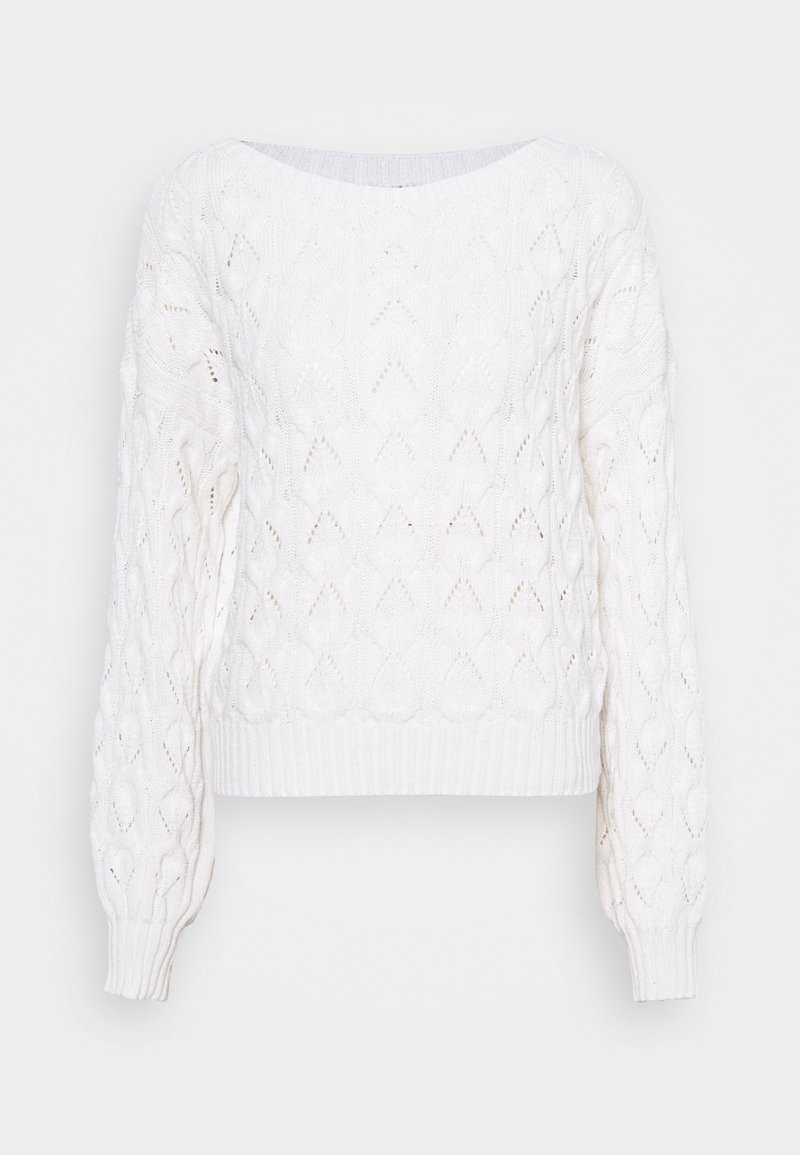 Pull blanc tricoté à manches longues avec un motif texturé de diamants et de torsades, poignets et ourlet côtelés.