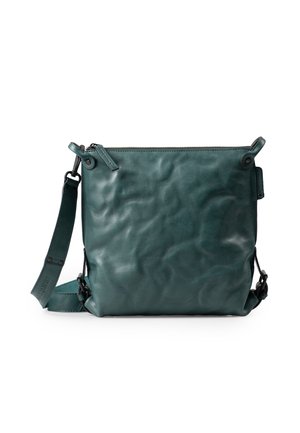 Borsa a tracolla in pelle turchese con superficie tessurizzata, chiusura con zip, tracolla regolabile e dettagli in metallo sui lati.