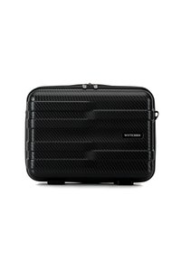 Černá tvrdá brašna na laptop s texturovaným karbonovým povrchem, obsahující zipové uzavření a jemné horizontální rýhy na povrchu.