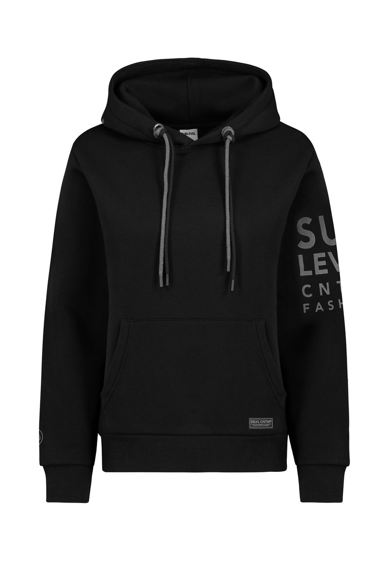 Zwarte hoodie met een voorzak, verstelbare koorden en grijze accenten. Het heeft een gedurfde grafische print op de linker mouw.