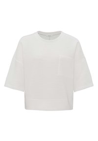 Camiseta corta blanca con mangas cortas, que presenta un patrón acanalado texturizado y un bolsillo frontal. Cuello redondo sencillo.