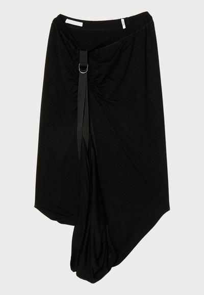 Zwarte asymmetrische rok van zachte stof, met een geplooide voorkant, een decoratieve band en een metalen ringaccent.