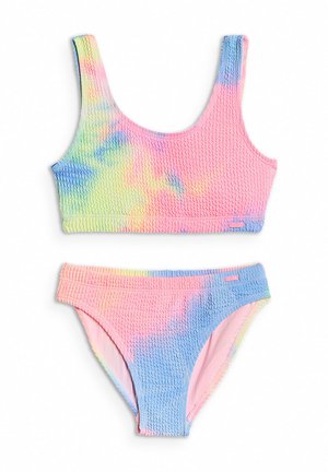 Dwuczęściowy teksturowany strój bikini z topem w stylu tankini i majtkami z wysokim stanem w pastelowych kolorach tie-dye: różowym, niebieskim, żółtym i zielonym.