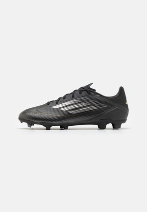 Scarpino da calcio nero con materiale testurizzato, design aerodinamico e accenti bianchi. Presenta una suola leggera con diverse tacchetti per la trazione.