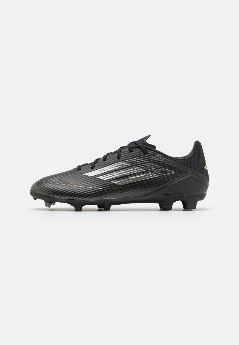 Ciorap de fotbal negru, cu material texturat, design aerodinamic și accente albe. Include o talpă ușoară cu multiple cuie pentru aderență.