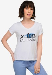Camiseta de algodón blanca con escote en V, que presenta un diseño de pez impreso en rayas azules y negras, y el texto "LAURASON" debajo.