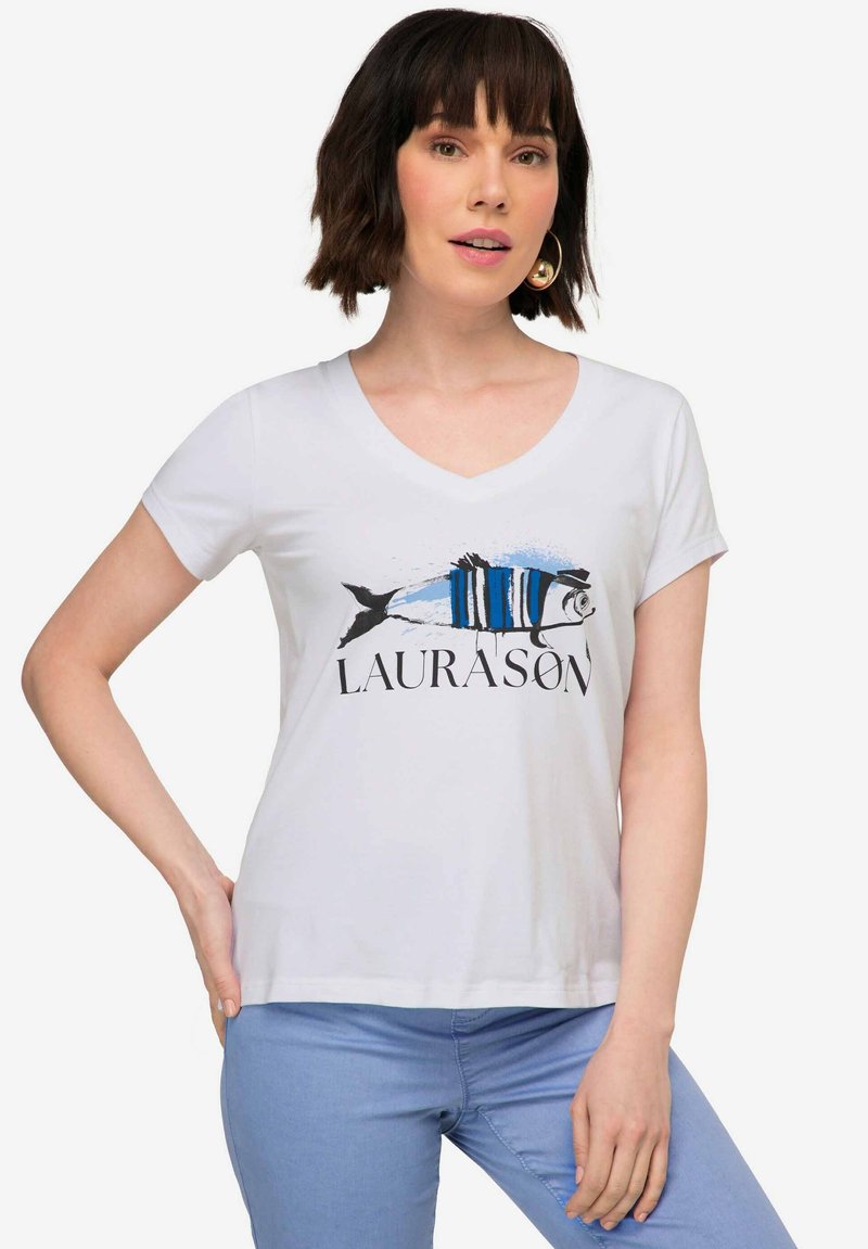 Camiseta de algodón blanca con escote en V, que presenta un diseño de pez impreso en rayas azules y negras, y el texto "LAURASON" debajo.