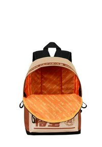 Sac à dos avec une extérieur beige, des bretelles noires et un doublure orange. Il a un design de Dragon Ball imprimé à l'intérieur, avec une fermeture à rabat.