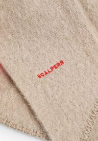 Beige šátek z vlněné směsi s jemnou texturou, s červeným výšivkovým logem "SCALPERS" blízko okraje a viditelným šitím na švech.