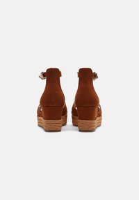 Bullboxer 268003F2T - Platåsandaler - cognac