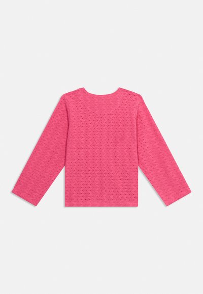 Haut en maille rose à manches longues avec motif texturé en zigzag, encolure ras du cou et ourlet droit, présenté à plat de dos.