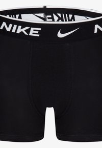 Sorte Nike boxer briefs med en hvid elastik i taljen med logo. Fremstillet af blødt stof, med en kropsnær pasform og flade sømme.