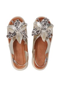 Gouden metallic sandalen met een luipaardprint strik op de teen, eenbruine leren binnenzool, sierstiksels en een witte zool.