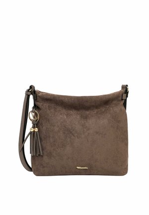 Bruine suède crossbodytas met verstelbare riem en decoratieve kwastjes, met een klein gouden merklogo aan de voorkant.