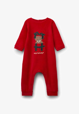 Roter Langarm-Overall aus weichem Material mit gesticktem Bärendesign und einem Geschenk, akzentuiert mit einer grünen Schleife und Text.