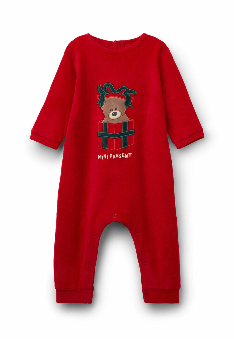 Pyjama rouge à manches longues en tissu doux, avec un design de ours brodé tenant un cadeau, agrémenté d'un nœud vert et d'un texte.
