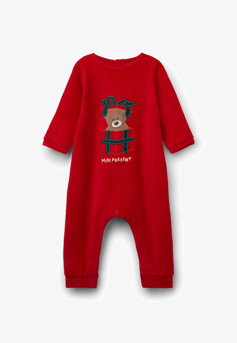 Roter Langarm-Overall aus weichem Material mit gesticktem Bärendesign und einem Geschenk, akzentuiert mit einer grünen Schleife und Text.