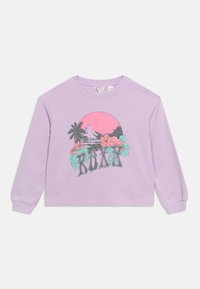 Μακριά μωβ μπλούζα με μια ροζ ηλιοκαμένη φωτογραφία, φοίνικες, λουλούδια και τη λέξη "ROXY" σε στυλιζαρισμένα γράμματα στο μπροστινό μέρος.