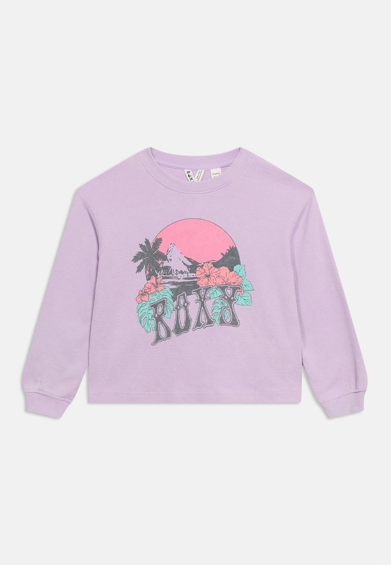 Μακριά μωβ μπλούζ α με μια ροζ ηλιοκαμένη φωτογραφία, φοίνικες, λουλούδια και τη λέξη "ROXY" σε στυλιζαρισμένα γράμματα στο μπροστινό μέρος.