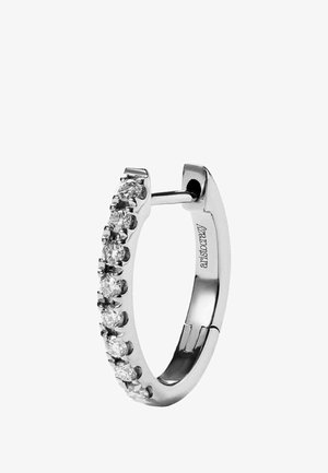 Pendiente de aro plateado con una fila de gemas redondas y transparentes a un lado; el acabado pulido realza el brillo y los detalles.