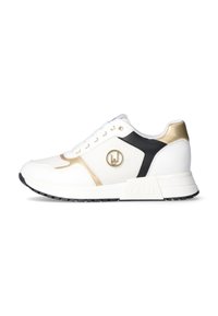 Sneaker bianca con accenti dorati, dettagli neri e una superficie testurizzata. Presenta un collare imbottito, una chiusura con lacci e una suola spessa.