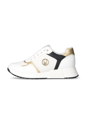 Sneaker bianca con accenti dorati, dettagli neri e una superficie testurizzata. Presenta un collare imbottito, una chiusura con lacci e una suola spessa.