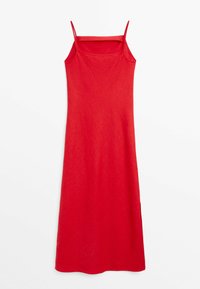 Rotes ärmelloses Midikleid mit dünnen Trägern und einem leicht ausgestellten Saum, präsentiert vor weißem Hintergrund.