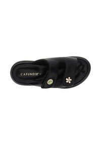 Schwarze Leder-Slipper mit zwei Riemen und dekorativen Akzenten: einem grünen Edelstein und einem weißen Blumenmuster.