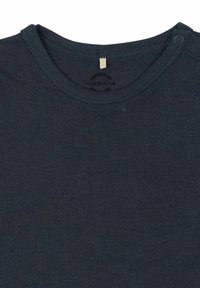 Sötét tengerészkék rövid ujjú pamut póló kerek nyakkivágással, kis címke díszítéssel és sima textúrával. Nincs feltűnő minta.