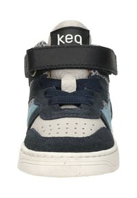 Blauwe en grijze sneaker met een bovenwerk van suede en leer, geperforeerde teendoos, witte rubberen zool en een verstelbare zwarte band rond de enkel.